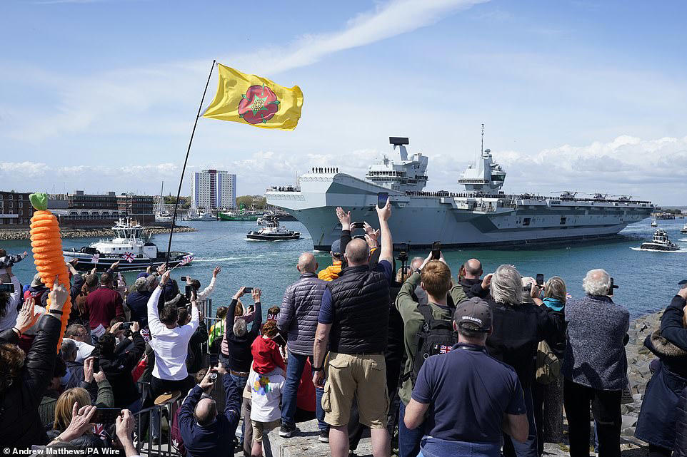 UK and US aircraft carriers sail through pacific