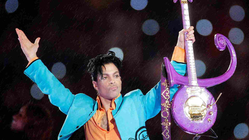 2007 – Prince 2004 – Janet Jackson & Justin Timberlake, 2006 – The Rolling Stones, 1991 – New Kids on the Block, 2014 – Bruno Mars & Red Hot Chili Peppers, 1993 – Michael Jackson, 2019 – Maroon 5, Travis Scott, Big Boi, 2009 – Bruce Springsteen, 1997 – Blues Brothers with Dan Aykroyd, 2011 – Black Eyed Peas, Usher, Slash, 2007 – Prince, 1995 – Indiana Jones-themed Halftime by Disney, 1990 – “Salute to New Orleans”, 2016 – Coldplay, Beyoncé, Bruno Mars, 2021 – The Weeknd, 2000 – Phil Collins, Christina Aguilera (Disney), 1996 – Diana Ross, 2003 – Shania Twain, No Doubt, Sting, 2023 – Rihanna, 1989 – “BeBop Bamboozled” with Elvis Presto, 2025 – Kendrick Lamar