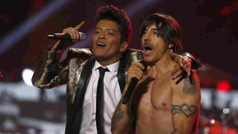 2014 – Bruno Mars & Red Hot Chili Peppers 2004 – Janet Jackson & Justin Timberlake, 2006 – The Rolling Stones, 1991 – New Kids on the Block, 2014 – Bruno Mars & Red Hot Chili Peppers, 1993 – Michael Jackson, 2019 – Maroon 5, Travis Scott, Big Boi, 2009 – Bruce Springsteen, 1997 – Blues Brothers with Dan Aykroyd, 2011 – Black Eyed Peas, Usher, Slash, 2007 – Prince, 1995 – Indiana Jones-themed Halftime by Disney, 1990 – “Salute to New Orleans”, 2016 – Coldplay, Beyoncé, Bruno Mars, 2021 – The Weeknd, 2000 – Phil Collins, Christina Aguilera (Disney), 1996 – Diana Ross, 2003 – Shania Twain, No Doubt, Sting, 2023 – Rihanna, 1989 – “BeBop Bamboozled” with Elvis Presto, 2025 – Kendrick Lamar