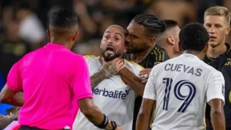 試合中の首へ手を回す：写真, ロサンゼルスFC対ロサンゼルス・ギャラクシー戦での出来事。, ロスタイム1分、エディー・セグラは冷静さを失った。, コロンビア人選手が乱闘騒ぎを起こした。, 冷静さを失い、ディエゴ・ファグンデスと衝突。, セグラは相手の首に手を回した。, ピッチ上の他の選手による即時介入。, チームメイトは、セグラとファグンデスを引き離すことに成功した。, 主審はすべてを見て、レッドカードを提示。, 暴力行為で長期出場停止処分を受ける可能性がある。, 退場時、ロサンゼルスFCは3-2とリードしていた。, アディショナルタイムの7分、数的優位のロサンゼルス・ギャラクシーが吉田のゴールで同点に追いついた。