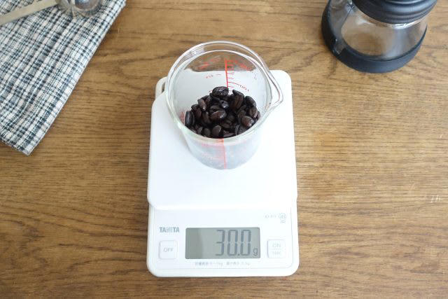 毎日の調理にこそ便利！「デジタルはかり」5つの魅力, 【魅力1】起動も計測も速い！待ち時間なく使える, 【魅力2】数字がピタッ！計量スプーンよりスムーズ, 【魅力3】パスタやご飯の計量で、ダイエットにも役立つ！, 【魅力4】0.5g単位で、パンやお菓子の細かい計量にも◎, 【魅力5】出しっぱなしOKの薄型設計。収納ストレスなし！, 夏のうつわセール！人気の「KANEAKI」を訳あり特価で販売中【数量限定】, 蔵出し品って？
