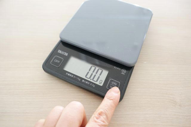 毎日の調理にこそ便利！「デジタルはかり」5つの魅力, 【魅力1】起動も計測も速い！待ち時間なく使える, 【魅力2】数字がピタッ！計量スプーンよりスムーズ, 【魅力3】パスタやご飯の計量で、ダイエットにも役立つ！, 【魅力4】0.5g単位で、パンやお菓子の細かい計量にも◎, 【魅力5】出しっぱなしOKの薄型設計。収納ストレスなし！, 夏のうつわセール！人気の「KANEAKI」を訳あり特価で販売中【数量限定】, 蔵出し品って？
