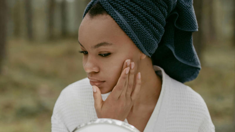 1. Keeps Your Skin Firm And Fresh, 2. Helps Your Bones Stay Strong, 3. Backs Up All Your Body’s Moving Parts, 4. Supports Muscle Strength, 5. Makes Hair Stay Thicker, 6. Speeds Up Healing, 7. Prevents Brittle Nails, 8. Keeps Blood Vessels Flexible, 9. Supports A Healthy Gut, 10. Can Help With Your Weight Goals, 1. Sip On Bone Broth, 2. Try Collagen Peptide Supplements, 3. Load Up On Vitamin C Foods, 4. Eat More Protein-Packed Meals, 5. Add In Egg Whites, 6. Make Fish A Regular Favorite, 7. Snack On Berries Regularly, 8. Use Garlic In Your Cooking, 9. Pile On The Leafy Greens, 10. Munch On Seeds And Nuts