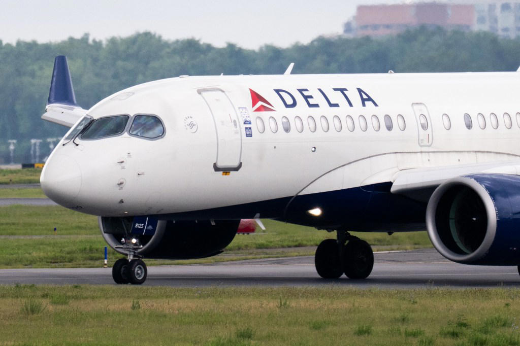 Passenger plane forced to swerve in mid-air to avoid crashing into a B-52 bomber