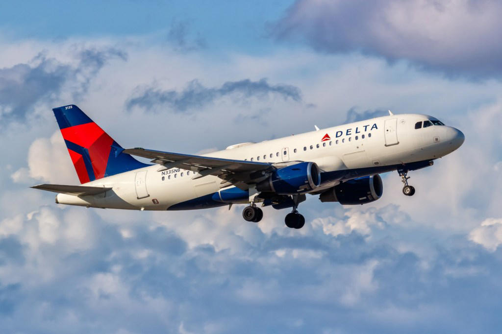 Passenger plane forced to swerve in mid-air to avoid crashing into a B-52 bomber