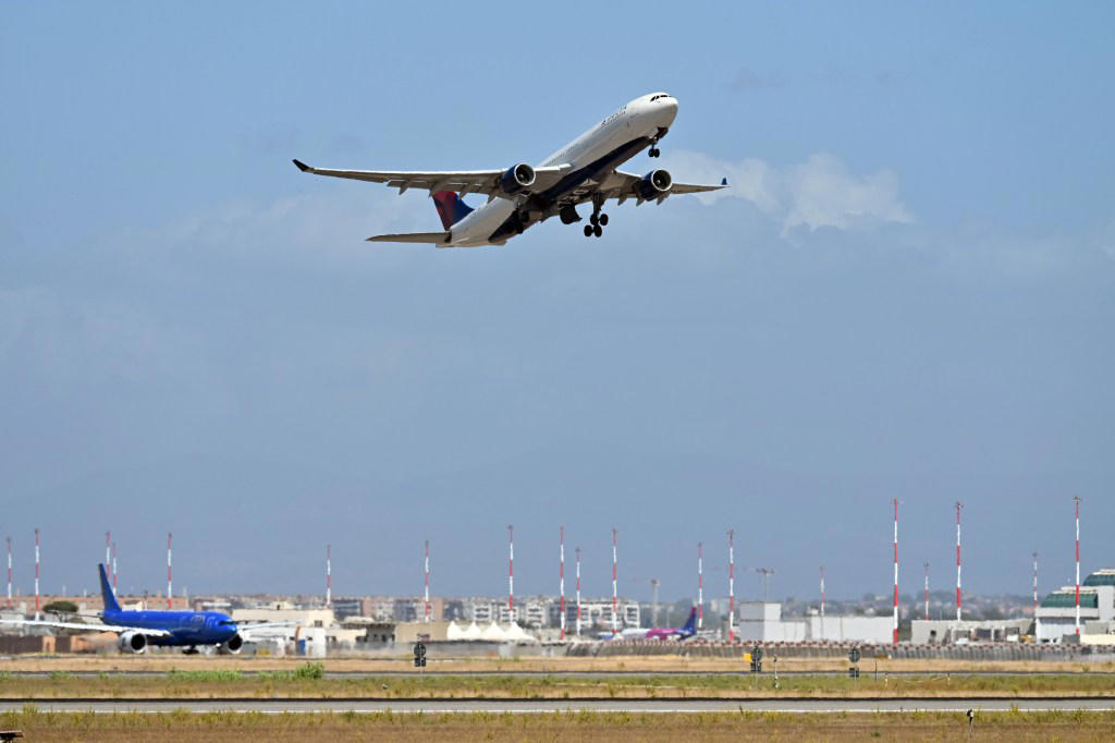 Passenger plane forced to swerve in mid-air to avoid crashing into a B-52 bomber
