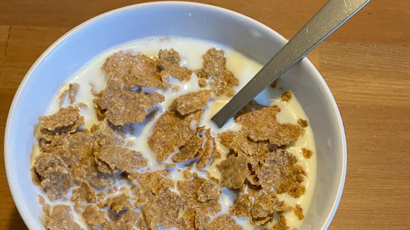 5. High-Fiber Breakfast Cereals 1. Processed Meats, 2. Packaged Baked Goods, 3. Sugary Breakfast Cereals, 4. Energy Drinks, 5. Processed Cheese & Cheese Products, 6. Frozen Chicken Nuggets, 7. Artificial Coffee Creamers, 8. Pop-Tarts, 9. Instant Noodles, 10. Soda, 1. Popcorn, 2. Canned Fish, 3. Canned Beans, 4. Tofu & Tempeh, 5. High-Fiber Breakfast Cereals, 6. Pickles, 7. Frozen Vegetables, 8. Dried Fruits, 9. Frozen Fruit, 10. Whole Grain Crackers