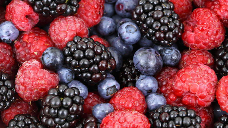 1. Keeps Your Skin Firm And Fresh, 2. Helps Your Bones Stay Strong, 3. Backs Up All Your Body’s Moving Parts, 4. Supports Muscle Strength, 5. Makes Hair Stay Thicker, 6. Speeds Up Healing, 7. Prevents Brittle Nails, 8. Keeps Blood Vessels Flexible, 9. Supports A Healthy Gut, 10. Can Help With Your Weight Goals, 1. Sip On Bone Broth, 2. Try Collagen Peptide Supplements, 3. Load Up On Vitamin C Foods, 4. Eat More Protein-Packed Meals, 5. Add In Egg Whites, 6. Make Fish A Regular Favorite, 7. Snack On Berries Regularly, 8. Use Garlic In Your Cooking, 9. Pile On The Leafy Greens, 10. Munch On Seeds And Nuts