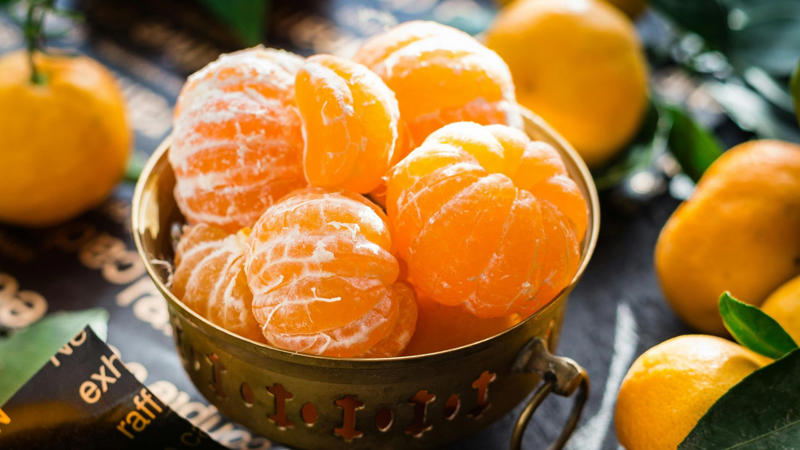 1. Keeps Your Skin Firm And Fresh, 2. Helps Your Bones Stay Strong, 3. Backs Up All Your Body’s Moving Parts, 4. Supports Muscle Strength, 5. Makes Hair Stay Thicker, 6. Speeds Up Healing, 7. Prevents Brittle Nails, 8. Keeps Blood Vessels Flexible, 9. Supports A Healthy Gut, 10. Can Help With Your Weight Goals, 1. Sip On Bone Broth, 2. Try Collagen Peptide Supplements, 3. Load Up On Vitamin C Foods, 4. Eat More Protein-Packed Meals, 5. Add In Egg Whites, 6. Make Fish A Regular Favorite, 7. Snack On Berries Regularly, 8. Use Garlic In Your Cooking, 9. Pile On The Leafy Greens, 10. Munch On Seeds And Nuts