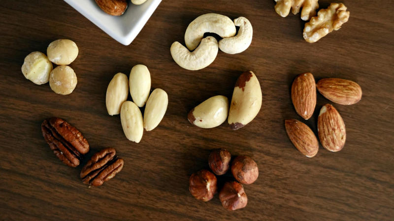 1. Keeps Your Skin Firm And Fresh, 2. Helps Your Bones Stay Strong, 3. Backs Up All Your Body’s Moving Parts, 4. Supports Muscle Strength, 5. Makes Hair Stay Thicker, 6. Speeds Up Healing, 7. Prevents Brittle Nails, 8. Keeps Blood Vessels Flexible, 9. Supports A Healthy Gut, 10. Can Help With Your Weight Goals, 1. Sip On Bone Broth, 2. Try Collagen Peptide Supplements, 3. Load Up On Vitamin C Foods, 4. Eat More Protein-Packed Meals, 5. Add In Egg Whites, 6. Make Fish A Regular Favorite, 7. Snack On Berries Regularly, 8. Use Garlic In Your Cooking, 9. Pile On The Leafy Greens, 10. Munch On Seeds And Nuts