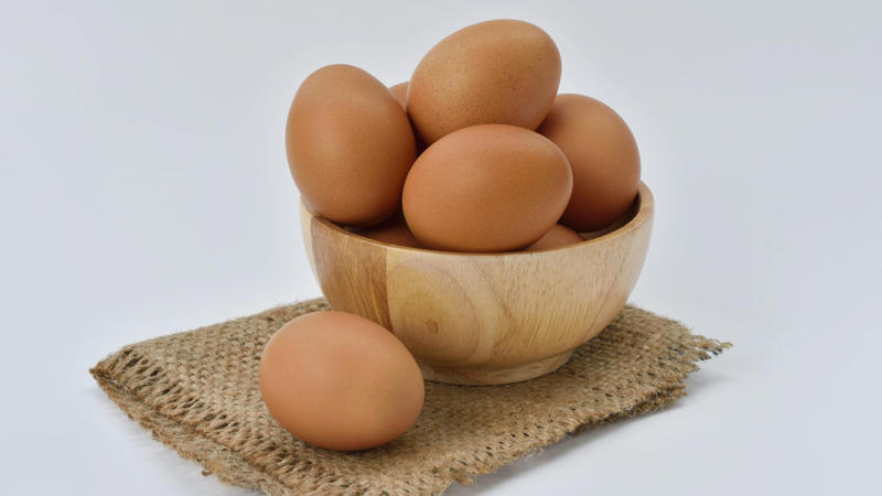 1. Keeps Your Skin Firm And Fresh, 2. Helps Your Bones Stay Strong, 3. Backs Up All Your Body’s Moving Parts, 4. Supports Muscle Strength, 5. Makes Hair Stay Thicker, 6. Speeds Up Healing, 7. Prevents Brittle Nails, 8. Keeps Blood Vessels Flexible, 9. Supports A Healthy Gut, 10. Can Help With Your Weight Goals, 1. Sip On Bone Broth, 2. Try Collagen Peptide Supplements, 3. Load Up On Vitamin C Foods, 4. Eat More Protein-Packed Meals, 5. Add In Egg Whites, 6. Make Fish A Regular Favorite, 7. Snack On Berries Regularly, 8. Use Garlic In Your Cooking, 9. Pile On The Leafy Greens, 10. Munch On Seeds And Nuts