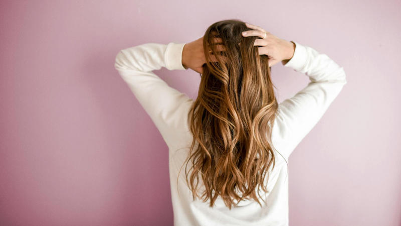 1. Keeps Your Skin Firm And Fresh, 2. Helps Your Bones Stay Strong, 3. Backs Up All Your Body’s Moving Parts, 4. Supports Muscle Strength, 5. Makes Hair Stay Thicker, 6. Speeds Up Healing, 7. Prevents Brittle Nails, 8. Keeps Blood Vessels Flexible, 9. Supports A Healthy Gut, 10. Can Help With Your Weight Goals, 1. Sip On Bone Broth, 2. Try Collagen Peptide Supplements, 3. Load Up On Vitamin C Foods, 4. Eat More Protein-Packed Meals, 5. Add In Egg Whites, 6. Make Fish A Regular Favorite, 7. Snack On Berries Regularly, 8. Use Garlic In Your Cooking, 9. Pile On The Leafy Greens, 10. Munch On Seeds And Nuts