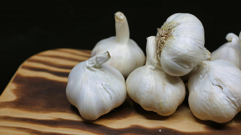 1. Keeps Your Skin Firm And Fresh, 2. Helps Your Bones Stay Strong, 3. Backs Up All Your Body’s Moving Parts, 4. Supports Muscle Strength, 5. Makes Hair Stay Thicker, 6. Speeds Up Healing, 7. Prevents Brittle Nails, 8. Keeps Blood Vessels Flexible, 9. Supports A Healthy Gut, 10. Can Help With Your Weight Goals, 1. Sip On Bone Broth, 2. Try Collagen Peptide Supplements, 3. Load Up On Vitamin C Foods, 4. Eat More Protein-Packed Meals, 5. Add In Egg Whites, 6. Make Fish A Regular Favorite, 7. Snack On Berries Regularly, 8. Use Garlic In Your Cooking, 9. Pile On The Leafy Greens, 10. Munch On Seeds And Nuts