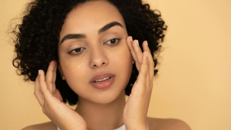 1. Keeps Your Skin Firm And Fresh, 2. Helps Your Bones Stay Strong, 3. Backs Up All Your Body’s Moving Parts, 4. Supports Muscle Strength, 5. Makes Hair Stay Thicker, 6. Speeds Up Healing, 7. Prevents Brittle Nails, 8. Keeps Blood Vessels Flexible, 9. Supports A Healthy Gut, 10. Can Help With Your Weight Goals, 1. Sip On Bone Broth, 2. Try Collagen Peptide Supplements, 3. Load Up On Vitamin C Foods, 4. Eat More Protein-Packed Meals, 5. Add In Egg Whites, 6. Make Fish A Regular Favorite, 7. Snack On Berries Regularly, 8. Use Garlic In Your Cooking, 9. Pile On The Leafy Greens, 10. Munch On Seeds And Nuts