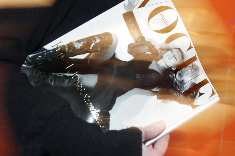 The cynicism of the industry: Profitable scandal The emergence of an anti-model, Glamour with bags under her eyes, Muse of McQueen, foe of correctness, Kate and Johnny: Toxic and adored, Substances, covers, and more contracts, The cynicism of the industry: Profitable scandal, Topshop: From white powder to black gold, Kate Moss doesn’t speak, she issues invoices, The voice of a silent generation, Her daughter, her reflection (substance-free, for now)