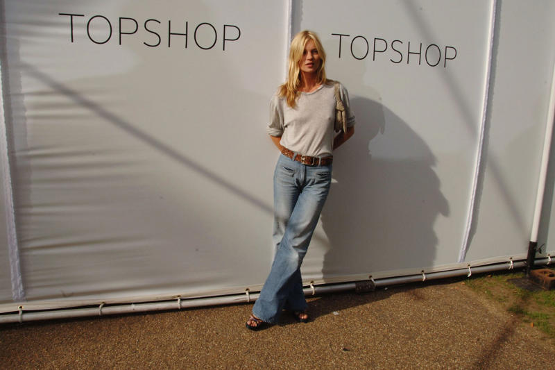 Topshop: From white powder to black gold The emergence of an anti-model, Glamour with bags under her eyes, Muse of McQueen, foe of correctness, Kate and Johnny: Toxic and adored, Substances, covers, and more contracts, The cynicism of the industry: Profitable scandal, Topshop: From white powder to black gold, Kate Moss doesn’t speak, she issues invoices, The voice of a silent generation, Her daughter, her reflection (substance-free, for now)
