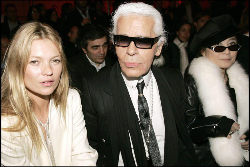 Substances, covers, and more contracts The emergence of an anti-model, Glamour with bags under her eyes, Muse of McQueen, foe of correctness, Kate and Johnny: Toxic and adored, Substances, covers, and more contracts, The cynicism of the industry: Profitable scandal, Topshop: From white powder to black gold, Kate Moss doesn’t speak, she issues invoices, The voice of a silent generation, Her daughter, her reflection (substance-free, for now)