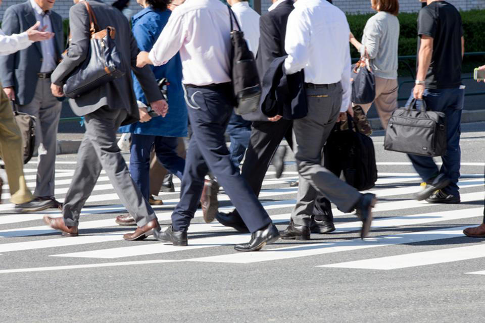 「成果なき人的資本投資」と経営者の嘆き, 自身も組織も成長させる「プロアクティブ人材」とは, プロアクティブ度で「成果に2倍」の差, どのような行動が成果に結びつくのか, 日本の会社員、平均値は…, 最もスコア低いのは40代後半から50代前半, 非管理職に顕著、「静かな退職」が日本にも？