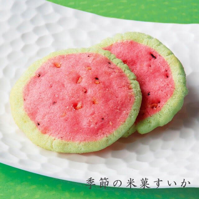 生マスカットの瑞々しさがはじける♡宗家 源 吉兆庵「陸乃宝珠」, 国産の白桃を丸ごとひとつ使用！宗家 源 吉兆庵「桃泉果」, ぜりぃの中をゆらゆら泳ぐ夏の風物詩♪宗家 源 吉兆庵「金魚」, 切子模様を入れたゼリーはまるで本物の風鈴！菓匠 清閑院「風鈴」, 夏限定で愛らしい姿に♡西洋菓子 鹿鳴館「恵みのしずく 金魚型ペクチンゼリー」, 夏らしさで満たされた華やかゼリー♪BonChaperai「ジュレ・ド・エテ」, ユニークな見た目で味は本格派！満果惣「季節の米菓すいか」, 夏にぴったりの詰め合わせ♪Yogurt Four Seasons「ヨーグルトサマークッキー缶」