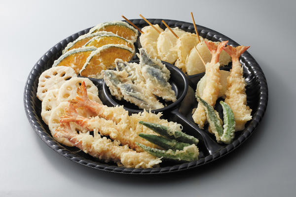 1.5倍海老鶏天丼が1000円以下で登場！, 「天むす」やミニ麺もお得に！, 持ち帰り用の天ぷらセットも値下げ！, 海老も鶏も1.5倍！