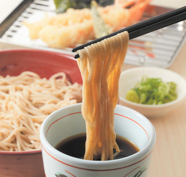 1.5倍海老鶏天丼が1000円以下で登場！, 「天むす」やミニ麺もお得に！, 持ち帰り用の天ぷらセットも値下げ！, 海老も鶏も1.5倍！