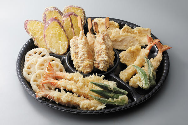 1.5倍海老鶏天丼が1000円以下で登場！, 「天むす」やミニ麺もお得に！, 持ち帰り用の天ぷらセットも値下げ！, 海老も鶏も1.5倍！