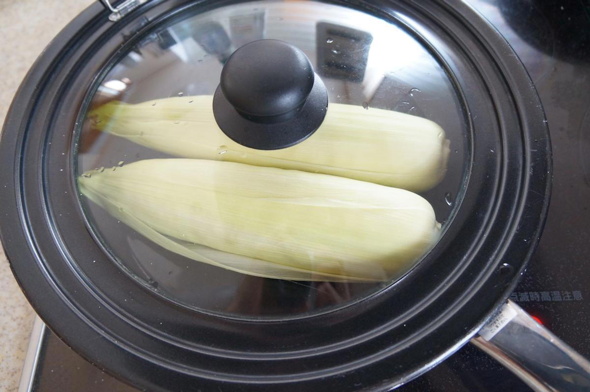 おいしいとうもろこしの選び方, 鮮度をキープする簡単な保存方法, とうもろこしの茹で方〜フライパン編〜, とうもろこしの茹で方〜電子レンジ編〜, フライパンと電子レンジ。加熱具合を比較すると…, 食べきれなかったときの保存方法, 夏ならではの味。茹でたてのとうもろこしにかぶりつこう！