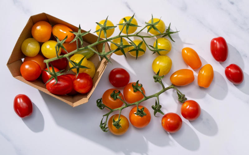 Why you shouldn’t store tomatoes in the fridge, The optimum temperature for tomatoes, How best to store ripe tomatoes, How best to store underripe tomatoes, Should tomatoes be stored upside down?, How to store tomatoes in packets, Other factors that affect the lifespan of a tomato, How to store tomatoes in the freezer, What to do with underripe tomatoes…, …and overripe tomatoes