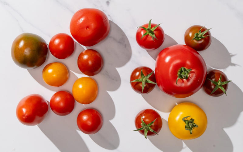 Why you shouldn’t store tomatoes in the fridge, The optimum temperature for tomatoes, How best to store ripe tomatoes, How best to store underripe tomatoes, Should tomatoes be stored upside down?, How to store tomatoes in packets, Other factors that affect the lifespan of a tomato, How to store tomatoes in the freezer, What to do with underripe tomatoes…, …and overripe tomatoes