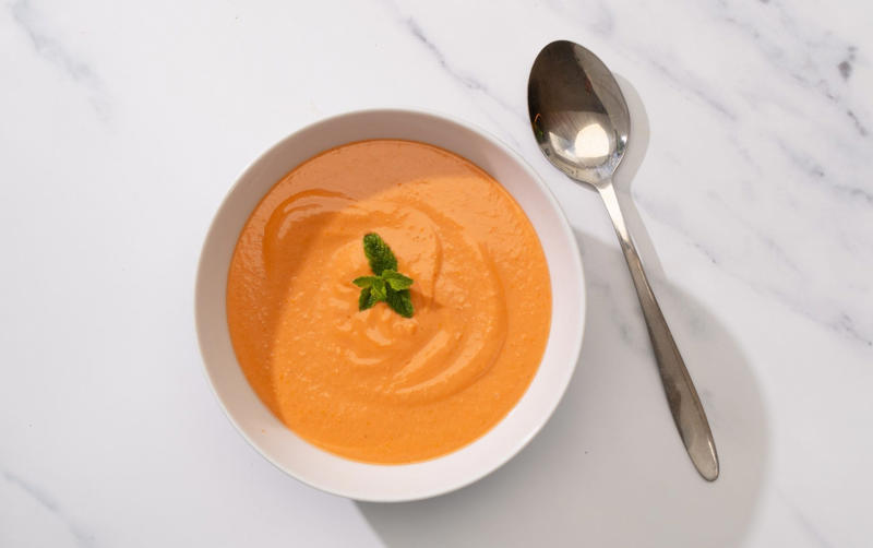 Why you shouldn’t store tomatoes in the fridge, The optimum temperature for tomatoes, How best to store ripe tomatoes, How best to store underripe tomatoes, Should tomatoes be stored upside down?, How to store tomatoes in packets, Other factors that affect the lifespan of a tomato, How to store tomatoes in the freezer, What to do with underripe tomatoes…, …and overripe tomatoes
