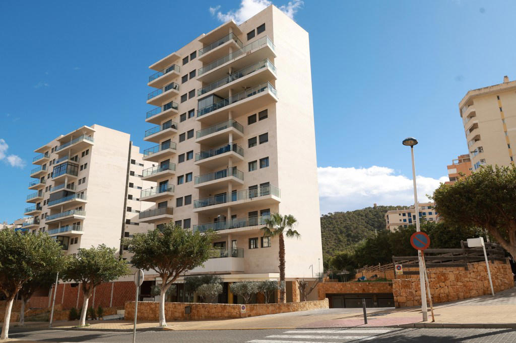 Anti-organised crime chief mysteriously found dead in – Benidorm swimming pool