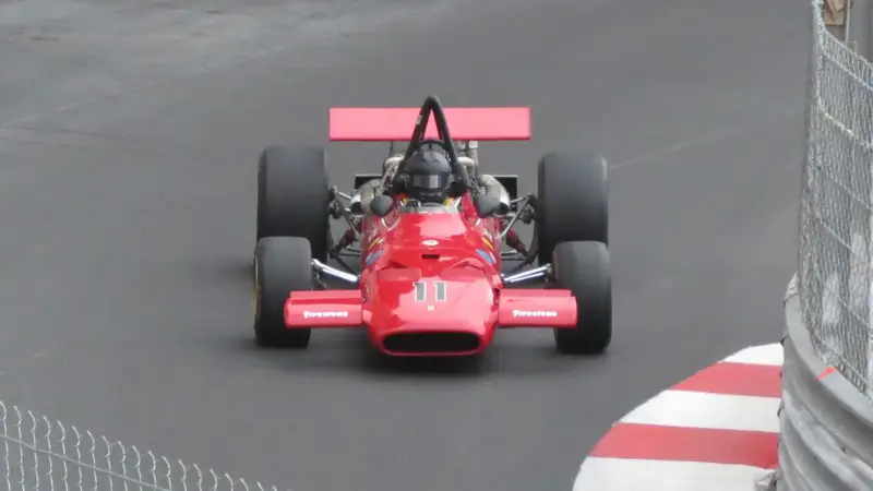 ヒストリックカーがこのように壊れることはある。, ドライバーはクラッシュした。, ヒストリックカーレースでも、勝負はつきものだ。, アクセルペダルを強く踏むドライバーたち。, こういうクルマはいつ見ても素晴らしい。, さらに美しいのは、運転することだ。, フェラーリを所有することはなかなか出来ない。, これが事故前の写真である。, エンジンの咆哮が聞こえる。, コックピットに入るには体重が軽くなければならない。, このフェラーリは完璧な状態に保たれている。, モンテカルロのカーブに入ったところ。, フェラーリのレーシング適正はよく知られている。, ワールドカップ選手権優勝を夢見るフェラーリのファンたち。, 2007年のキミ・ライコネンの優勝が最後に遡る。
