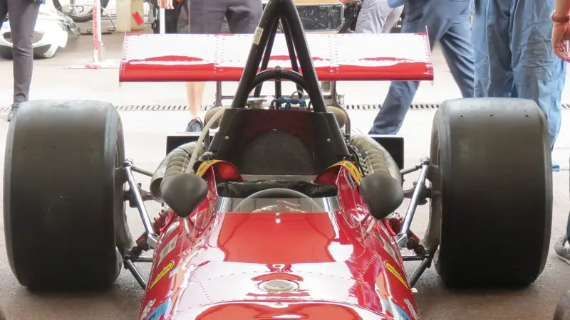 ヒストリックカーがこのように壊れることはある。, ドライバーはクラッシュした。, ヒストリックカーレースでも、勝負はつきものだ。, アクセルペダルを強く踏むドライバーたち。, こういうクルマはいつ見ても素晴らしい。, さらに美しいのは、運転することだ。, フェラーリを所有することはなかなか出来ない。, これが事故前の写真である。, エンジンの咆哮が聞こえる。, コックピットに入るには体重が軽くなければならない。, このフェラーリは完璧な状態に保たれている。, モンテカルロのカーブに入ったところ。, フェラーリのレーシング適正はよく知られている。, ワールドカップ選手権優勝を夢見るフェラーリのファンたち。, 2007年のキミ・ライコネンの優勝が最後に遡る。