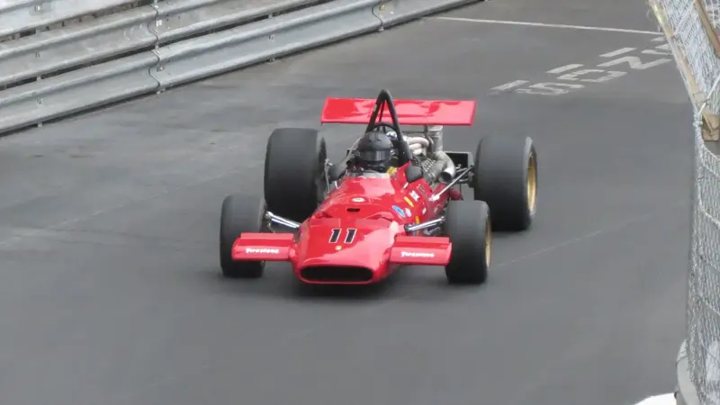 ヒストリックカーがこのように壊れることはある。, ドライバーはクラッシュした。, ヒストリックカーレースでも、勝負はつきものだ。, アクセルペダルを強く踏むドライバーたち。, こういうクルマはいつ見ても素晴らしい。, さらに美しいのは、運転することだ。, フェラーリを所有することはなかなか出来ない。, これが事故前の写真である。, エンジンの咆哮が聞こえる。, コックピットに入るには体重が軽くなければならない。, このフェラーリは完璧な状態に保たれている。, モンテカルロのカーブに入ったところ。, フェラーリのレーシング適正はよく知られている。, ワールドカップ選手権優勝を夢見るフェラーリのファンたち。, 2007年のキミ・ライコネンの優勝が最後に遡る。