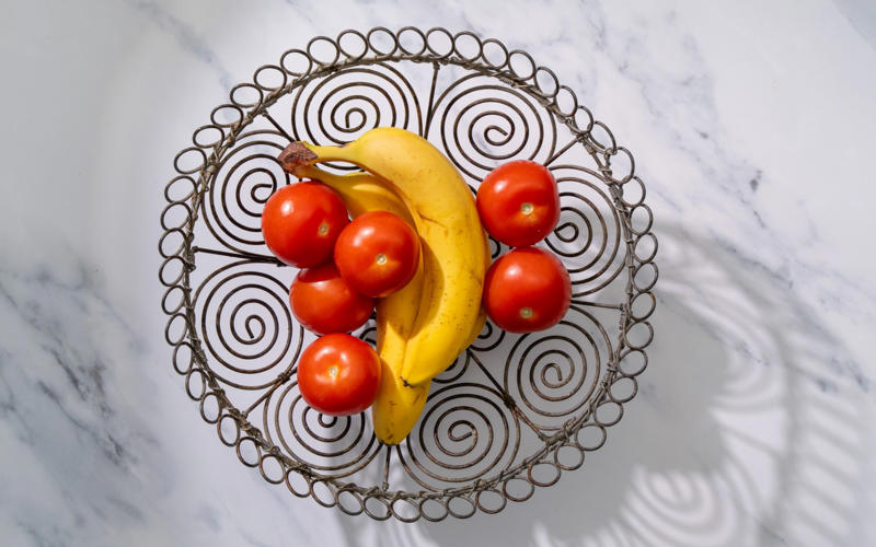 Why you shouldn’t store tomatoes in the fridge, The optimum temperature for tomatoes, How best to store ripe tomatoes, How best to store underripe tomatoes, Should tomatoes be stored upside down?, How to store tomatoes in packets, Other factors that affect the lifespan of a tomato, How to store tomatoes in the freezer, What to do with underripe tomatoes…, …and overripe tomatoes