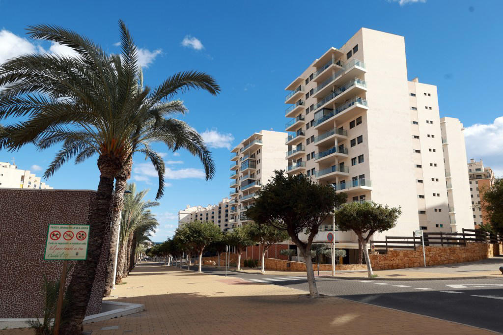 Anti-organised crime chief mysteriously found dead in – Benidorm swimming pool