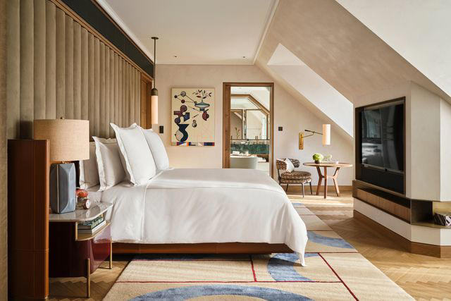 Best Hotels, Best Shopping, Best Nightlife, Best Restaurants, Things to Do, Neighborhoods, Best Time to Visit, How to Get There, How to Get Around