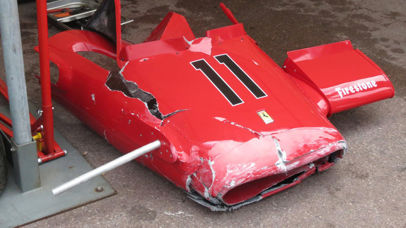 ヒストリックカーがこのように壊れることはある。, ドライバーはクラッシュした。, ヒストリックカーレースでも、勝負はつきものだ。, アクセルペダルを強く踏むドライバーたち。, こういうクルマはいつ見ても素晴らしい。, さらに美しいのは、運転することだ。, フェラーリを所有することはなかなか出来ない。, これが事故前の写真である。, エンジンの咆哮が聞こえる。, コックピットに入るには体重が軽くなければならない。, このフェラーリは完璧な状態に保たれている。, モンテカルロのカーブに入ったところ。, フェラーリのレーシング適正はよく知られている。, ワールドカップ選手権優勝を夢見るフェラーリのファンたち。, 2007年のキミ・ライコネンの優勝が最後に遡る。