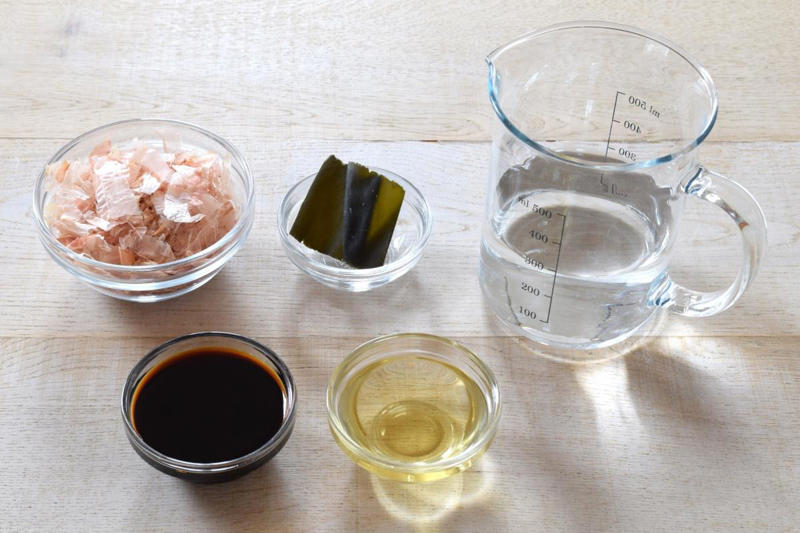 【一番おすすめの代用レシピ】和風顆粒だし＋みりん＋しょうゆ, 【この代用もおすすめ①】白だし＋みりん＋しょうゆ, 【この代用もおすすめ②】だししょうゆ＋みりん, 【めんつゆをイチから手作り】かつおぶしと昆布から作る、自家製めんつゆ, 【解説】代用するなら「めんつゆの基本構成」を知っておこう, 【Q&amp;A】代用レシピで「みりん」がない場合はどうする？etc