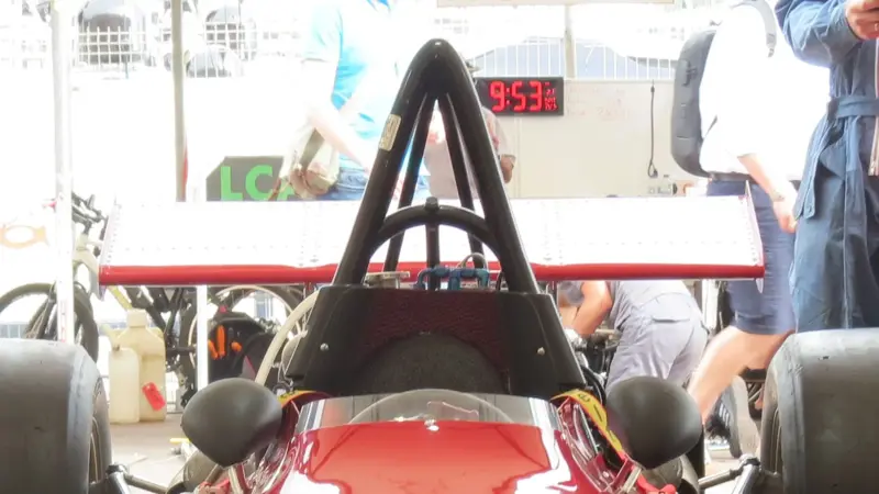 ヒストリックカーがこのように壊れることはある。, ドライバーはクラッシュした。, ヒストリックカーレースでも、勝負はつきものだ。, アクセルペダルを強く踏むドライバーたち。, こういうクルマはいつ見ても素晴らしい。, さらに美しいのは、運転することだ。, フェラーリを所有することはなかなか出来ない。, これが事故前の写真である。, エンジンの咆哮が聞こえる。, コックピットに入るには体重が軽くなければならない。, このフェラーリは完璧な状態に保たれている。, モンテカルロのカーブに入ったところ。, フェラーリのレーシング適正はよく知られている。, ワールドカップ選手権優勝を夢見るフェラーリのファンたち。, 2007年のキミ・ライコネンの優勝が最後に遡る。