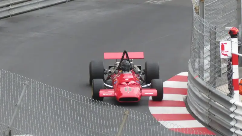 ヒストリックカーがこのように壊れることはある。, ドライバーはクラッシュした。, ヒストリックカーレースでも、勝負はつきものだ。, アクセルペダルを強く踏むドライバーたち。, こういうクルマはいつ見ても素晴らしい。, さらに美しいのは、運転することだ。, フェラーリを所有することはなかなか出来ない。, これが事故前の写真である。, エンジンの咆哮が聞こえる。, コックピットに入るには体重が軽くなければならない。, このフェラーリは完璧な状態に保たれている。, モンテカルロのカーブに入ったところ。, フェラーリのレーシング適正はよく知られている。, ワールドカップ選手権優勝を夢見るフェラーリのファンたち。, 2007年のキミ・ライコネンの優勝が最後に遡る。