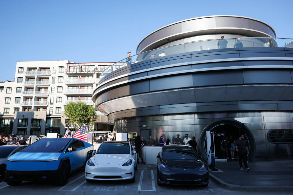 Inside Elon Musk’s Tesla diner where robots serve the food