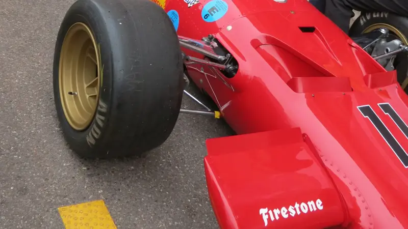 ヒストリックカーがこのように壊れることはある。, ドライバーはクラッシュした。, ヒストリックカーレースでも、勝負はつきものだ。, アクセルペダルを強く踏むドライバーたち。, こういうクルマはいつ見ても素晴らしい。, さらに美しいのは、運転することだ。, フェラーリを所有することはなかなか出来ない。, これが事故前の写真である。, エンジンの咆哮が聞こえる。, コックピットに入るには体重が軽くなければならない。, このフェラーリは完璧な状態に保たれている。, モンテカルロのカーブに入ったところ。, フェラーリのレーシング適正はよく知られている。, ワールドカップ選手権優勝を夢見るフェラーリのファンたち。, 2007年のキミ・ライコネンの優勝が最後に遡る。