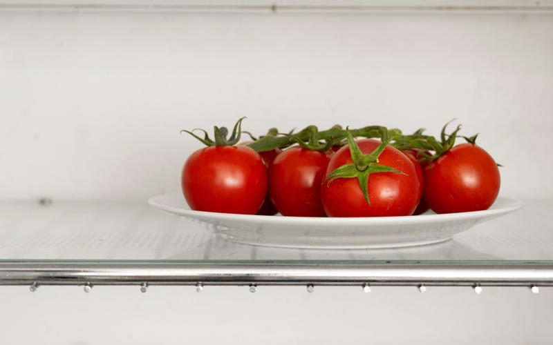 Why you shouldn’t store tomatoes in the fridge, The optimum temperature for tomatoes, How best to store ripe tomatoes, How best to store underripe tomatoes, Should tomatoes be stored upside down?, How to store tomatoes in packets, Other factors that affect the lifespan of a tomato, How to store tomatoes in the freezer, What to do with underripe tomatoes…, …and overripe tomatoes