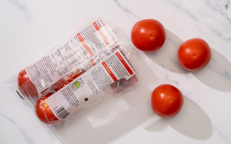 Why you shouldn’t store tomatoes in the fridge, The optimum temperature for tomatoes, How best to store ripe tomatoes, How best to store underripe tomatoes, Should tomatoes be stored upside down?, How to store tomatoes in packets, Other factors that affect the lifespan of a tomato, How to store tomatoes in the freezer, What to do with underripe tomatoes…, …and overripe tomatoes