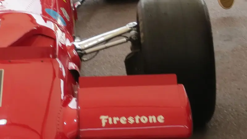 ヒストリックカーがこのように壊れることはある。, ドライバーはクラッシュした。, ヒストリックカーレースでも、勝負はつきものだ。, アクセルペダルを強く踏むドライバーたち。, こういうクルマはいつ見ても素晴らしい。, さらに美しいのは、運転することだ。, フェラーリを所有することはなかなか出来ない。, これが事故前の写真である。, エンジンの咆哮が聞こえる。, コックピットに入るには体重が軽くなければならない。, このフェラーリは完璧な状態に保たれている。, モンテカルロのカーブに入ったところ。, フェラーリのレーシング適正はよく知られている。, ワールドカップ選手権優勝を夢見るフェラーリのファンたち。, 2007年のキミ・ライコネンの優勝が最後に遡る。
