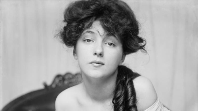 1. 1900s: Less Is More 1. 1900s: Less Is More, 2. 1910s: On & Off-Stage, 3. 1920s: Film Stars & Flappers, 4. 1930s: Glitz & Glam, 5. 1940s: Pretty & Patriotic, 6. 1950s: Femme Fatale, 7. 1960s: Mod-ern Makeup, 8. 1970s: Hippy Dippy, 9. 1970s: Disco Divas, 10. 1980s: Material Girls, 11. 1980s: Back In Black, 12. 1990s: Au Naturale, 13. 1990s: Grunge Chic, 14. 1990s: All That Glitters, 15. 2000s: Ice Queen, 16. 2000s: So Emotional, 17. 2010s: Insta-Beauty, 18. 2010s: Matte Is More, 19. 2020s: Graphic Prints, 20. 2020s: Clean Girl