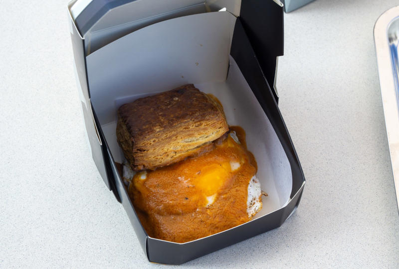 What it’s like inside Tesla Diner, A retro-futuristic take on a diner, Yes, there are robots, On tips and service charges, On the dishes, Biscuits and red gravy, Cinnamon roll, Cheeseburger, Tuna melt, “Epic” bacon, Wagyu beef chili, Soft serve swirl, Creamsicle, Strawberry shake, Final thoughts