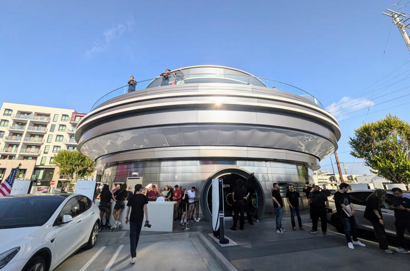 What it’s like inside Tesla Diner, A retro-futuristic take on a diner, Yes, there are robots, On tips and service charges, On the dishes, Biscuits and red gravy, Cinnamon roll, Cheeseburger, Tuna melt, “Epic” bacon, Wagyu beef chili, Soft serve swirl, Creamsicle, Strawberry shake, Final thoughts