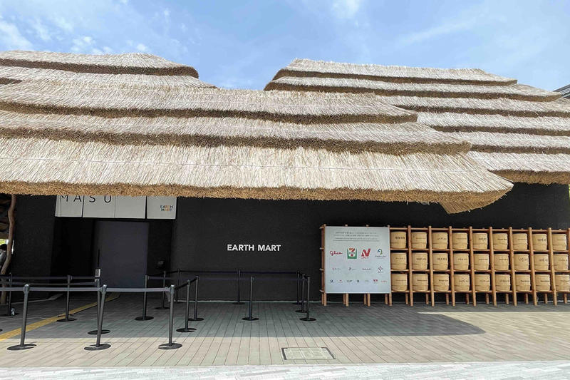 「食」に感謝したくなる！「いのち」の慈しみあふれる「EARTH MART」取材レポ, 「『EARTH MART（アースマート）』って、どんなパビリオン？, 食べものの背景とストーリーを見える化！「いのちのフロア」, 考えたことなかった！3匹のイワシが食卓に届くまで, 日本人は卵好き！パッと目で見てわかるオブジェ, 食品の重量とは違う！「いのち」の重さを体感できる仕掛け, そんな視点で考えたことなかった！多様な世界の「食」